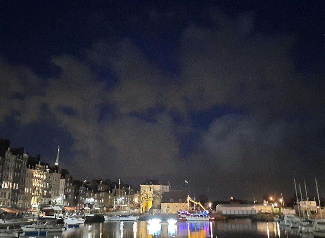 Maison Centre Ville Historique - Bain A Remous, Sauna, Cour Exterieure Privative - Tout Peut Se Faire A Pied A 3Min Du Vieux Port, 10Min De La Plage, 3Min D'Un Parking Gratuit, Restaurants, Boutiques, Muses, Etc Honfleur Exterior foto